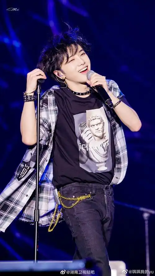 求一张华晨宇笑的甜甜的适合当头像的照片变身治愈楼