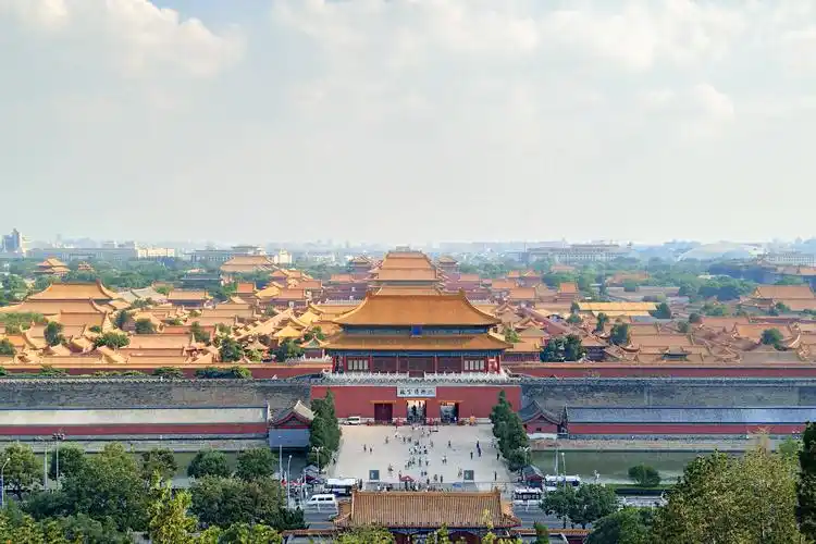 花2块钱攀登北京景山公园,俯瞰故宫全景,你觉得值吗?