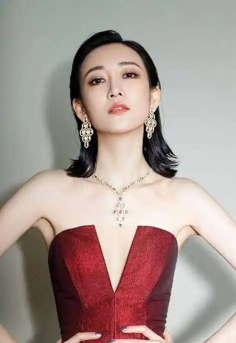 王鸥写真大秀魔鬼身材性感火辣!她曾靠妖艳反派迷倒众生