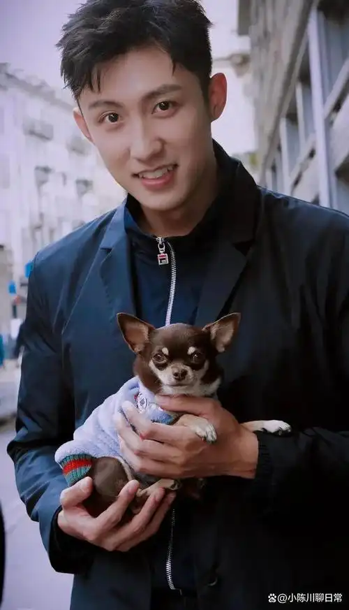 黄景瑜高大帅气体格健硕,狂加衣服成"北极熊"模式,笑翻了!