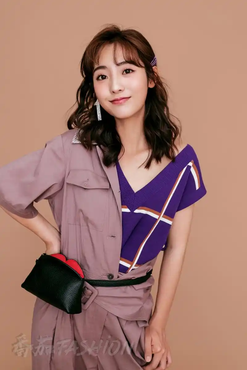 邢菲写真大片玩叠穿尽展时尚张力 少女感与酷帅感兼具