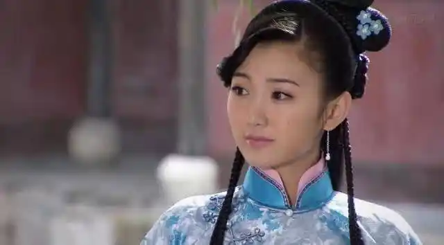 她是甄嬛传中最惊艳的妃子之一,如今颜值直线下滑,眼睛大的吓人!