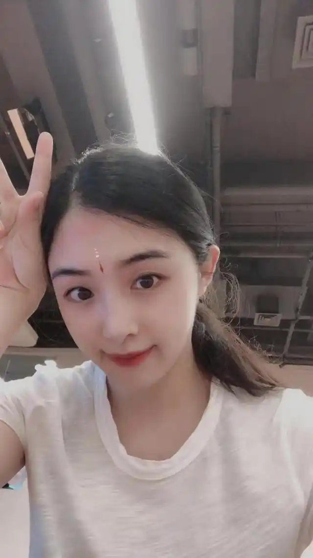 30岁超女张含韵晒自拍皮肤白皙五官精致少女感十足