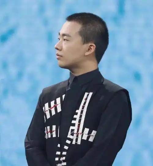 明星为角色剪寸头朱一龙换了个造型像换了个人郭麒麟该减肥了