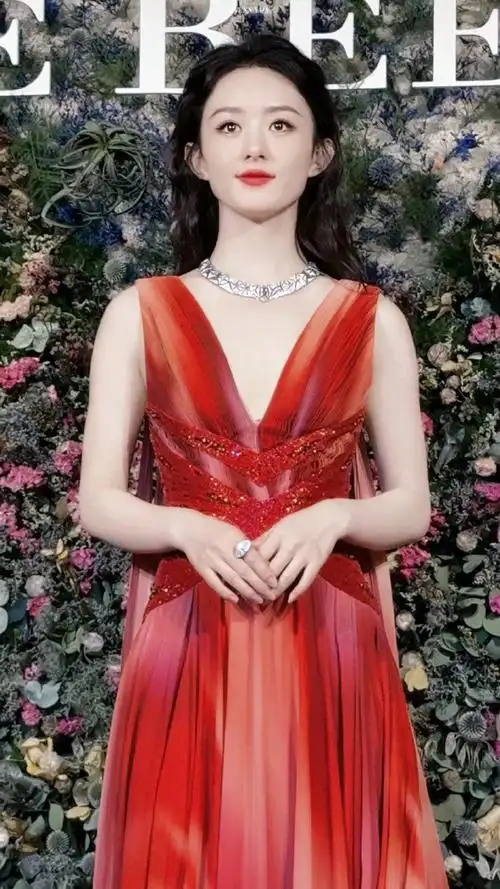 赵丽颖深v红裙##赵丽颖闪钻礼服