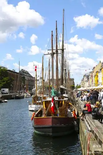 运河上的木帆船