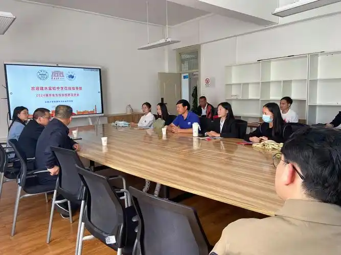 当前位置>首页>学院新闻>正文接着,杨易董事长介绍了建水实验中学许多