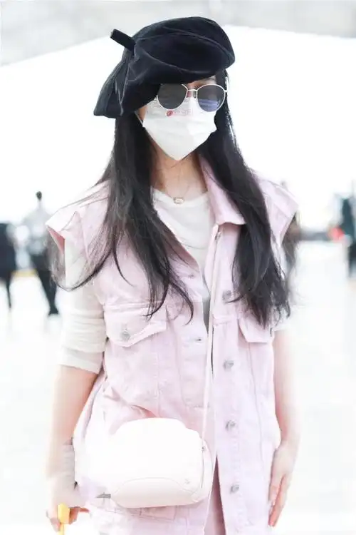 范冰冰机场现身造型太嫩!粉色马甲配贝雷帽系错扣子,秋衣太抢镜