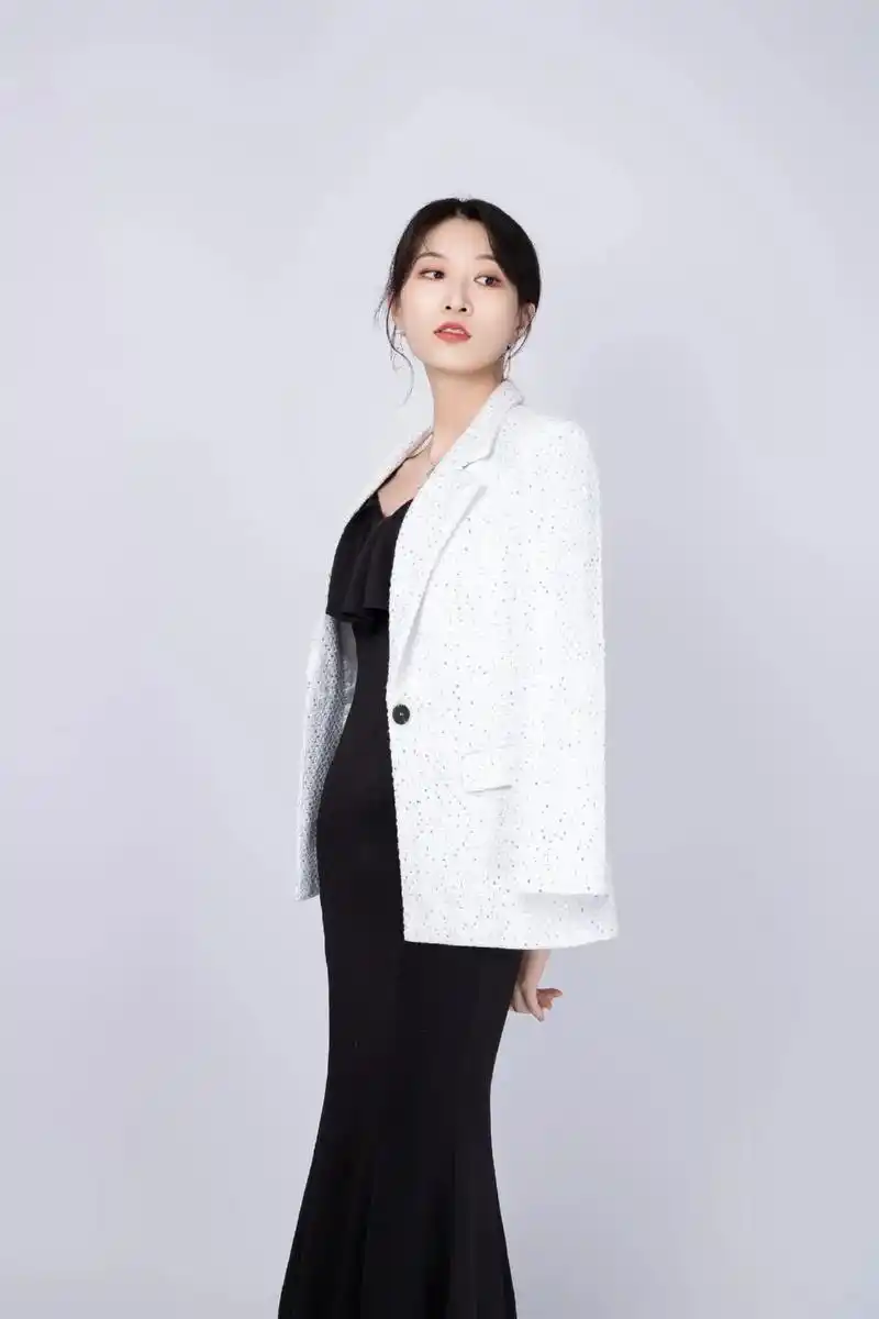 一组有型有范的形象照,时尚不乏魅力,率性又不失气场,气质的建立仿佛