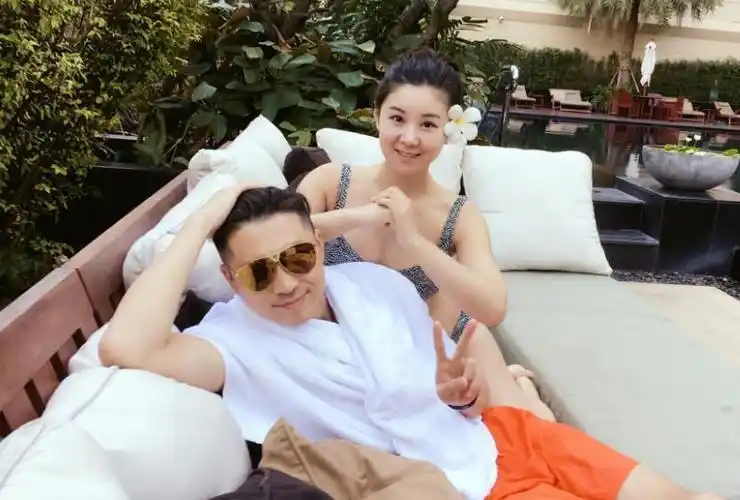 王雷夫妇出海玩冲浪,李小萌穿泳装白到发光,与老公肤色对比明显