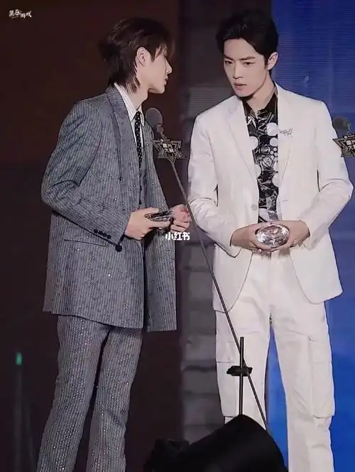 我怎么感觉王一博的眼神不太对劲啊