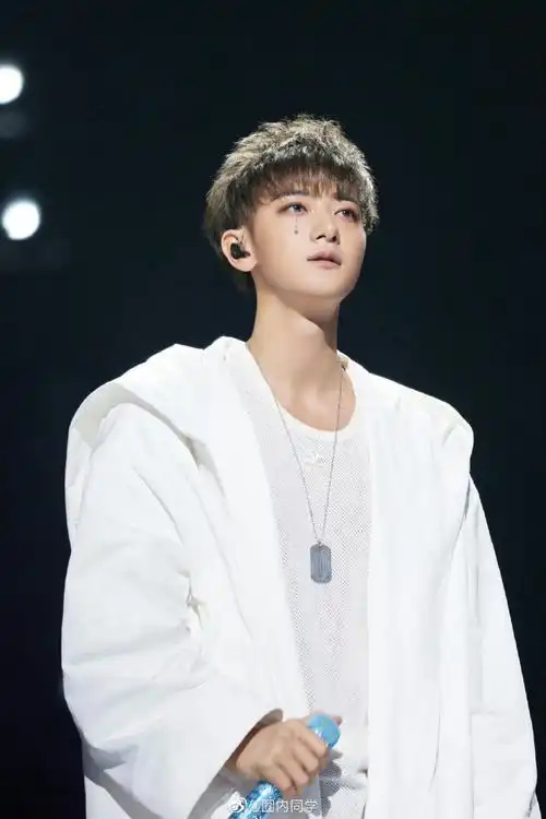 黄子韬又帅回来了#黄子韬最新路透来袭,主打就是一个颜值回春,这小子