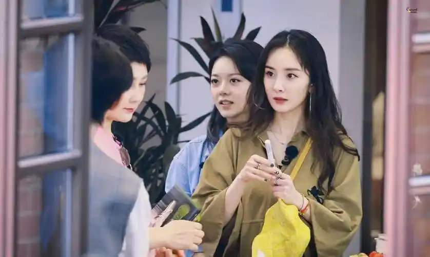 杨幂花少3路透曝光后面的赵今麦太显眼了颜值对比有差距