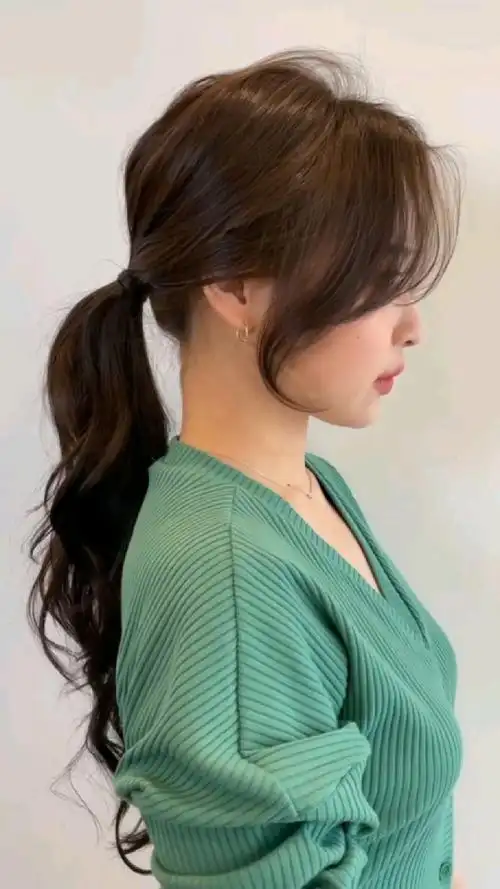 法式八字刘海时尚又显脸小,这个低马尾慵懒又有女人味-度小视