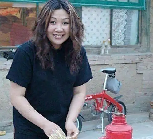 在郭德纲落魄时与他离婚的胡中惠现在过得怎么样了