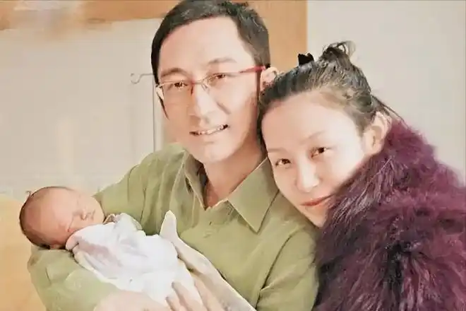 石洋子22岁时与大21岁吴启华结婚离婚后仍被他当女儿宠着