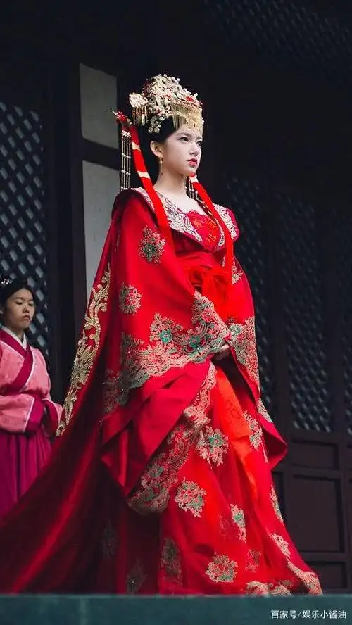 《天醒之路》程潇红色婚服美图欣赏,穿最美的婚服却没嫁给心爱人
