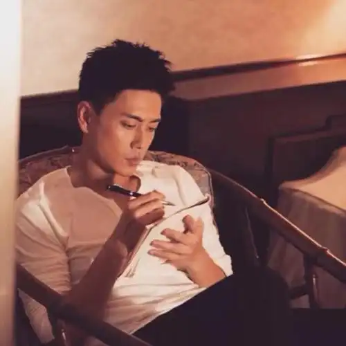 前面说的是港星,其实大陆我觉得朱亚文真的很帅很有男人味,有时候会有