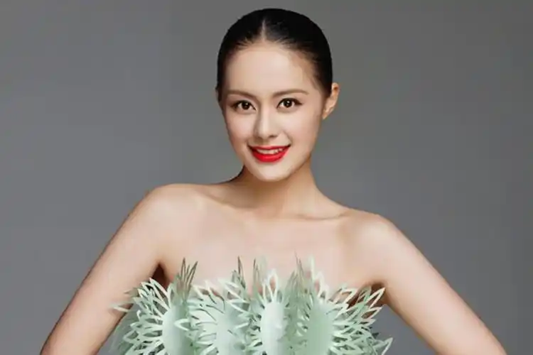 王力可绿华服彰显别样风情