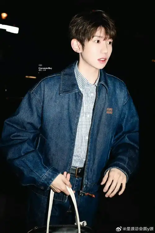 王源亮相巴黎时装周,以牛仔风,蓝色领结等造型惊艳全场,展现青春活力