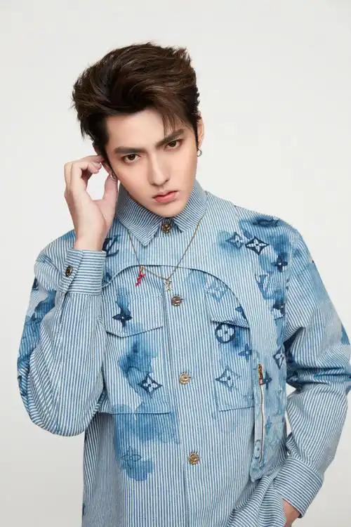 满世界跑的小月亮从单色品格转采于2021-02-24 09:30:50吴亦凡人物-帅