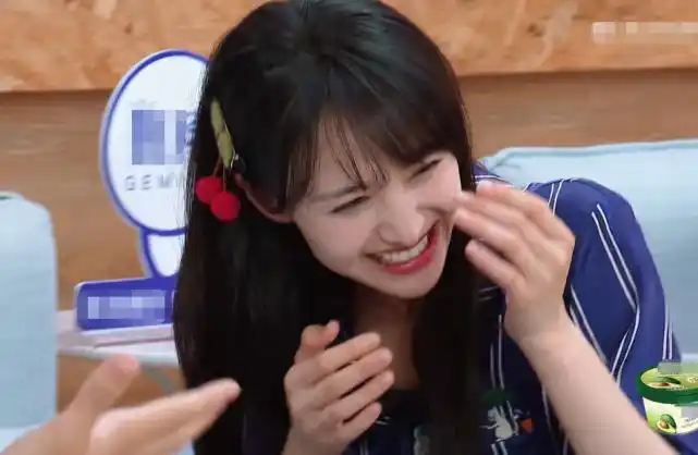 而网友们注意到的确是在游戏的过程中,许魏洲很猛的去抓郑爽的手时