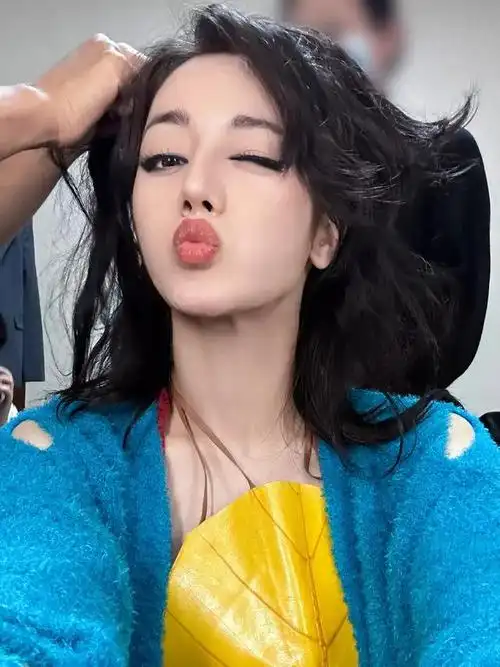 近日热巴一组生活照曝光,照片中她坐在玩偶堆中表情呆萌可爱,镜头前的