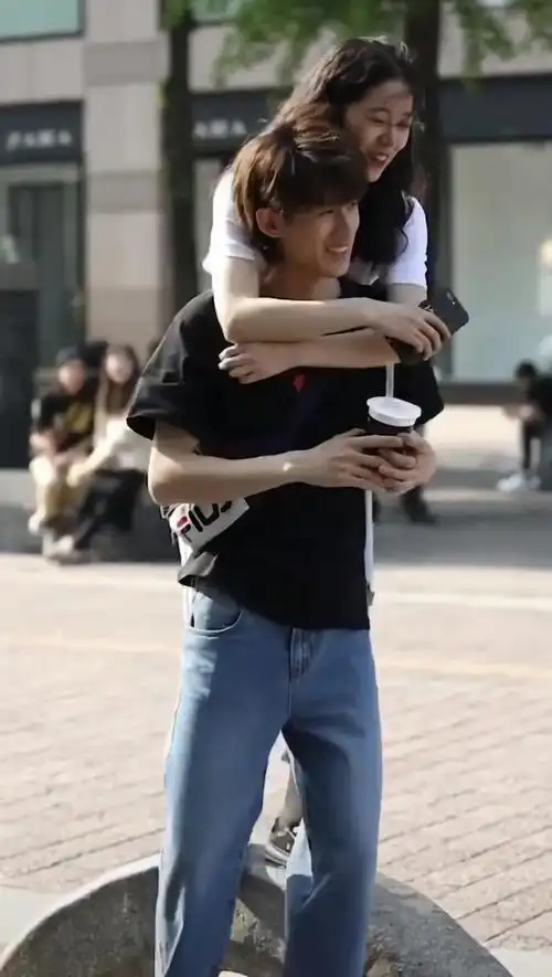 有个矮20cm的女朋友是什么体验,看完这对情侣就懂了,太甜!