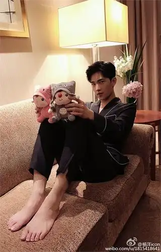 杨洋你是有多忙?这么长的脚趾甲比无公害的脸还抢镜