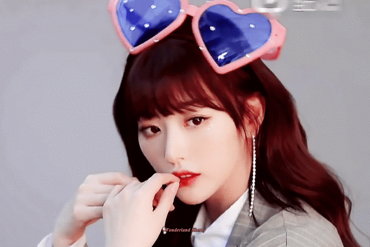 孔雪儿这表情管理啊,舞蹈动作也干净利落