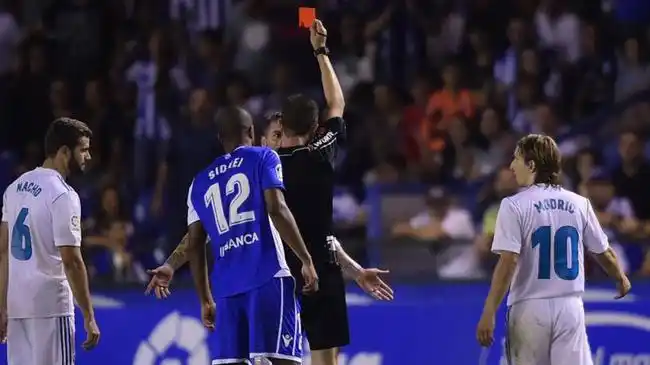 拉莫斯被红牌罚下