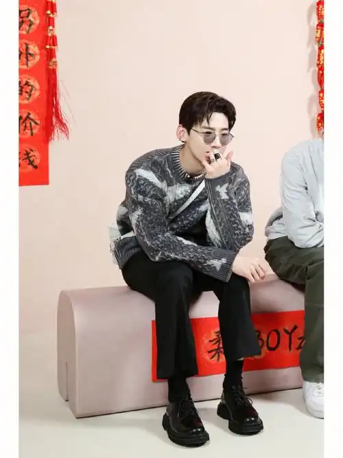 白敬亭毛衣皮鞋黑袜