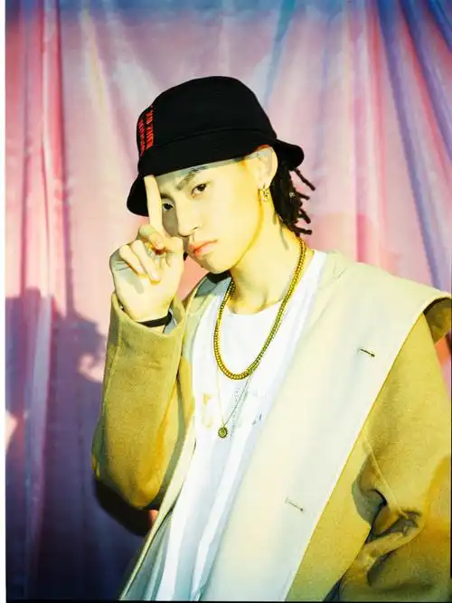 小鬼王琳凯拍写真鬼灵精怪活力酷炫