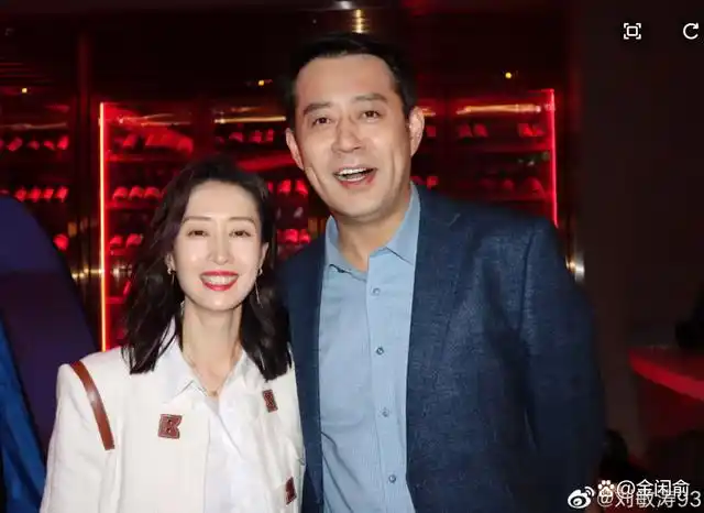 46岁刘敏涛情史:主动甩掉富豪前夫,被曝与神秘男子车内摸脸激吻