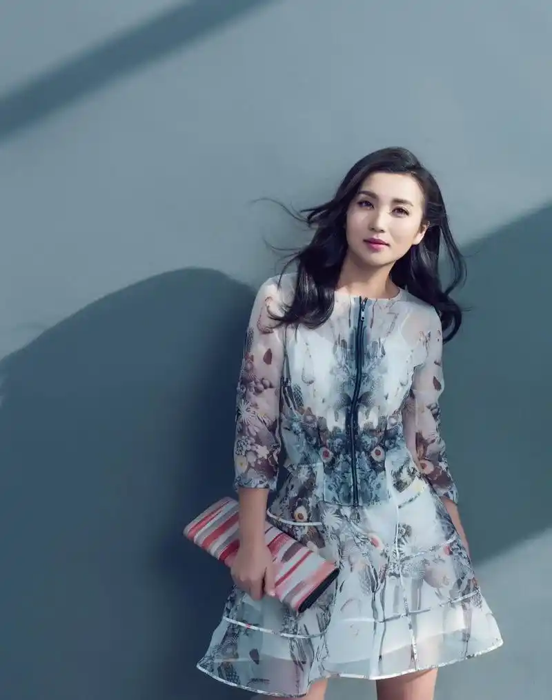 原创万人迷陈好近照打扮简约大气皮肤透亮气色好