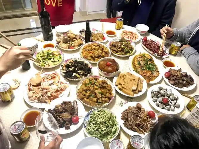 除夕夜奶奶跟外婆烧了一桌丰盛的除夕大餐,真是太美味了.