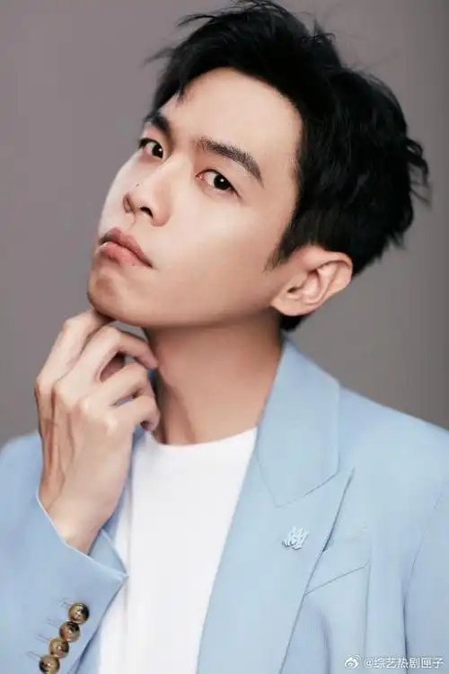 张若昀蓝色西装生日大片有!