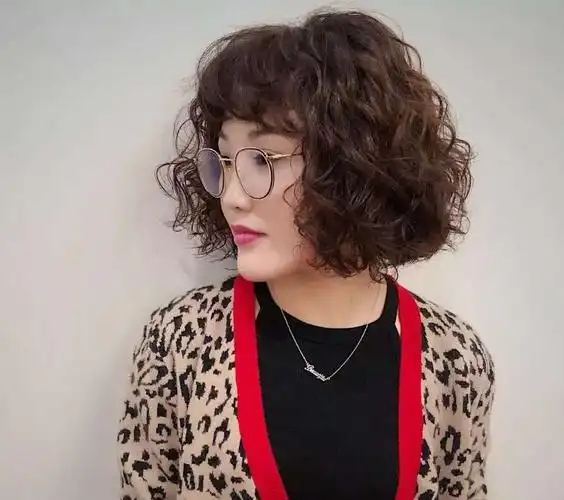 中年女性烫发显老?避开这3个雷区,时髦气质又显年轻