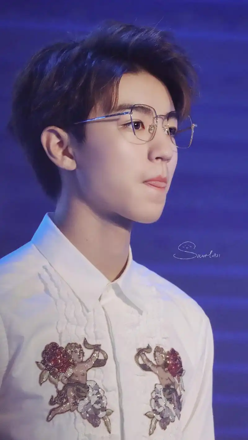 王俊凯今天穿衬衫戴眼镜,出席掌阅新品发布会的帅哥