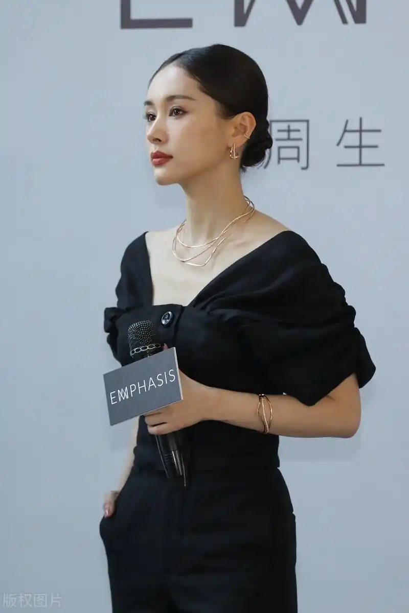 王子文亮相风韵十足网友越来越漂亮了