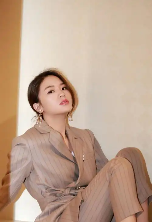 黄英格纹西装知性写真图片36