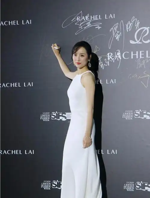 吕一活出了30多岁女人该有的样子穿白裙优雅温柔直角肩太抢眼