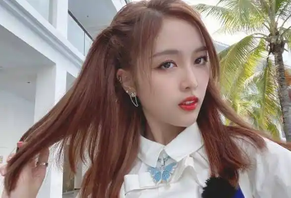 吴宣仪更博穿蓝色超短裙卖萌,应了戚薇说的四个字:完全无关_时候_超越