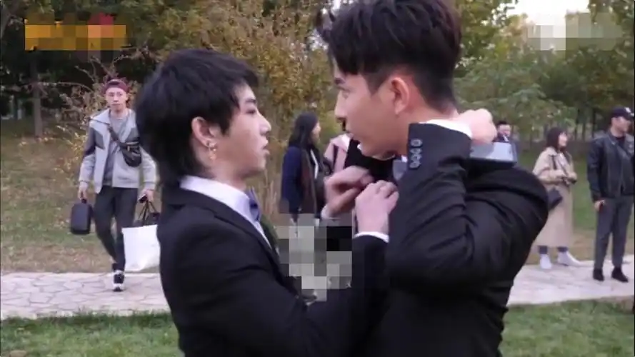 左立婚礼于朦胧赶到,华晨宇为他打领带,大家合唱《追梦赤子心》