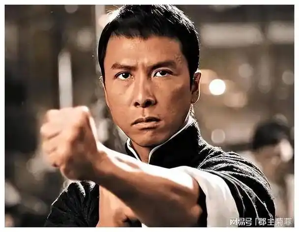 3位香港男星清明节回广东家乡祭祖的场面甄子丹像朴实农民大叔