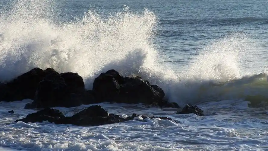 浪花图片大全,分享一组大海海滨图片给大家,图中的桌面壁纸壁纸