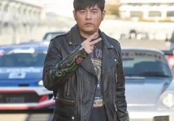 42岁周杰伦胖成孙楠让人不敢认,发福背后病了24年的隐情很心