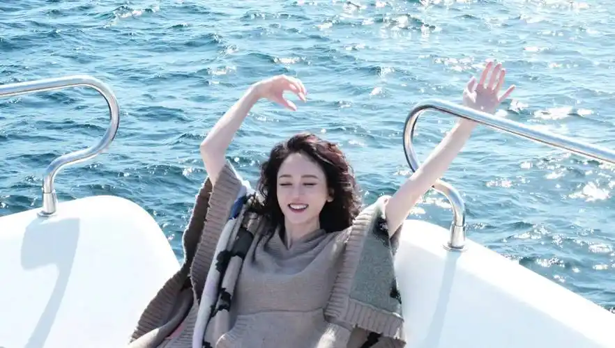 火辣身材藏不住!陈乔恩马尔代夫泳装潜水秀恩爱,零赘肉吸睛无数