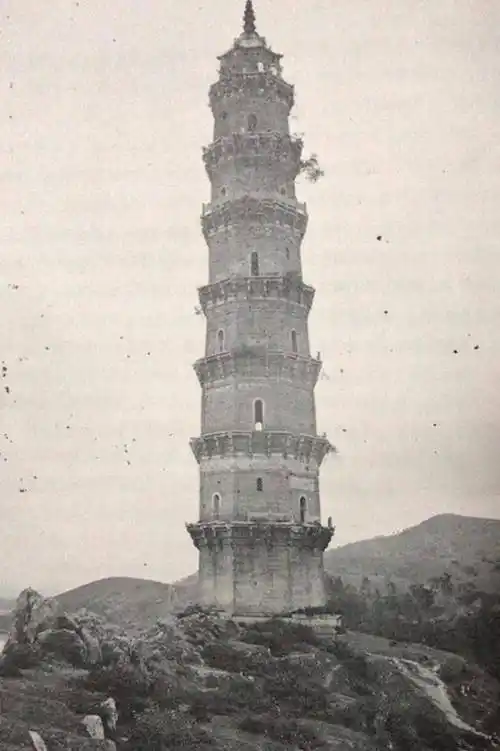 " 在数百年前的潮州府,一座名为"三元塔"的宝塔刚刚竣工,倡议建塔的