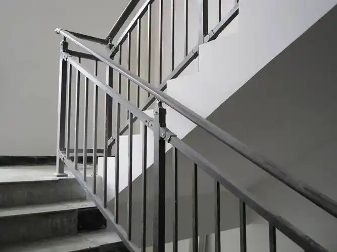 围栏哪个好(楼梯扶手围栏)